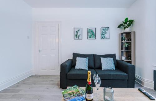 Anfield House | Pristine 3-bed home in Anfield by 53 Degrees Property, Ideal For Big Groups & Business, FREE parking!