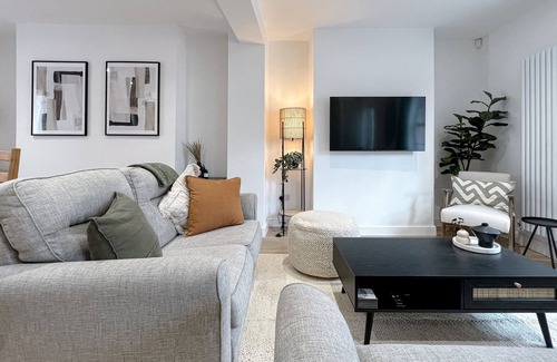 Budleigh Salterton House | Pristine cottage, steps from beach!