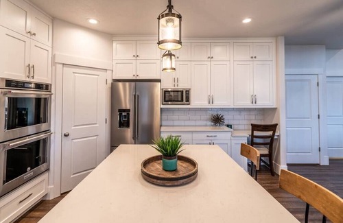 Pleasant Grove House | Pristine New*Home w/Hot Tub , 4 Bd 3.5 bth|Slps 18