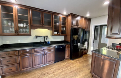 Riverside House | 🌅Pristine Private Lakefront⛵️Hot Tub♨️, Fire Pit🪵, WIFI & AC! 🛥️