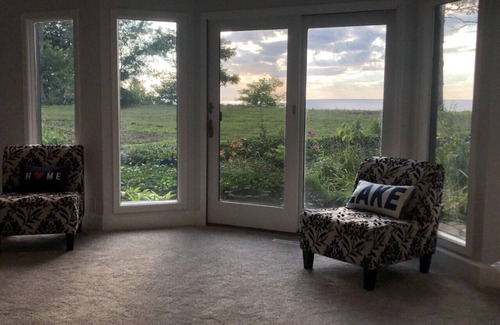 Riverside House | 🌅Pristine Private Lakefront⛵️Hot Tub♨️, Fire Pit🪵, WIFI & AC! 🛥️