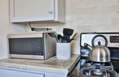 South Park Apartment | Private 1 bdrm apartment Balboa Park + Zoo steps away, EASY PKNG + HotTub + W/D