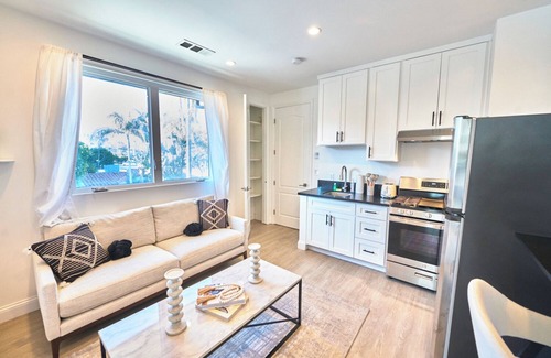 The Flats House | Private 1BR Apt. Perfect for a Couple's Getaway!