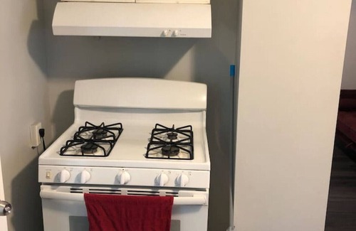 Linden Apartment | Private 2-bedroom with free parking and direct bus to NYC Manhattan only 2 blocks away