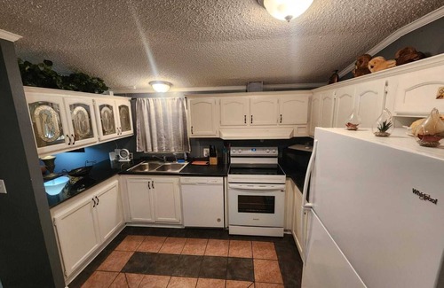 Raleigh Cabin | Private 3-BR Guest House with Full Amenities and Abundant Parking, near Airport.