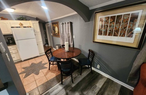 Raleigh Cabin | Private 3-BR Guest House with Full Amenities and Abundant Parking, near Airport.