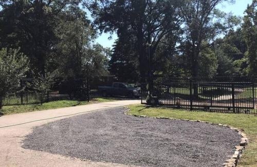 Raleigh Cabin | Private 3-BR Guest House with Full Amenities and Abundant Parking, near Airport.