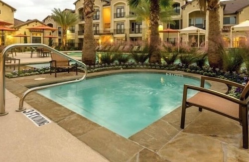 South Main Apartment | Private 3bdrm 2bd Private Garage Glass Shower Inner Loop Downtown Galleria Med