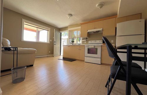 Stephenson Point Bed & Breakfast | private access independent suite near Departure Bay Ferry Terminal