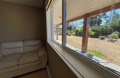 Stephenson Point Bed & Breakfast | private access independent suite near Departure Bay Ferry Terminal