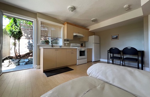 Stephenson Point Bed & Breakfast | private access independent suite near Departure Bay Ferry Terminal