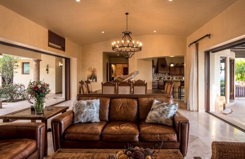 Buzzards Villa | PRIVATE, AMAZING VIEW OF OCEAN, BEACH CLUB ACCESS WITH GYM AND RESTAURANT