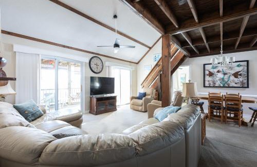 Sea Retreat House | Private and Quiet Family Retreat - Steps to the Beach