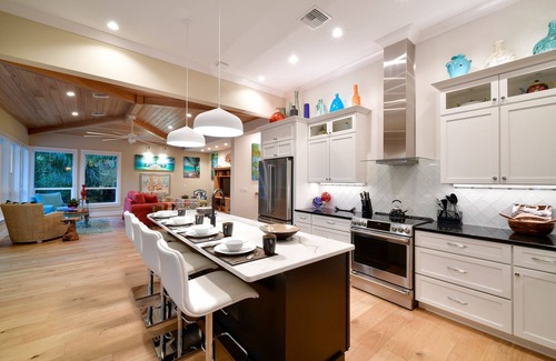 Longbeach Village House | Private Art Decorated Home with Rooftop Deck, Pool, and Spa - Arts and Vines