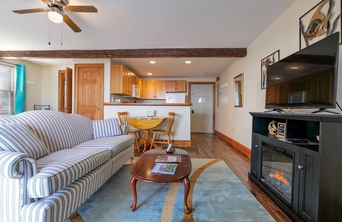 Lincolnville Apartment | Private Balcony with Beach and Water Views - Sunrise