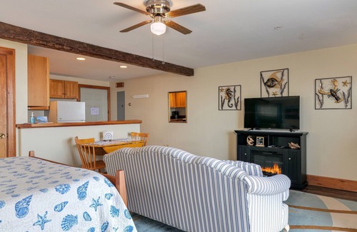 Lincolnville Apartment | Private Balcony with Beach and Water Views - Sunrise