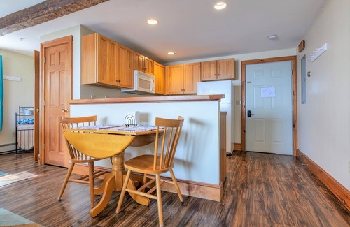 Lincolnville Apartment | Private Balcony with Beach and Water Views - Sunrise