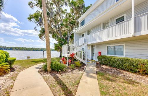 Welaka Apartment | Private Balcony with Water Views Welaka Condo!