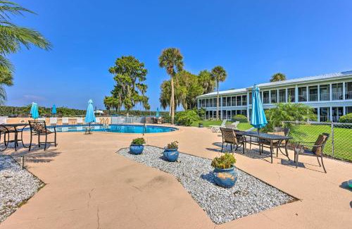 Welaka Apartment | Private Balcony with Water Views Welaka Condo!
