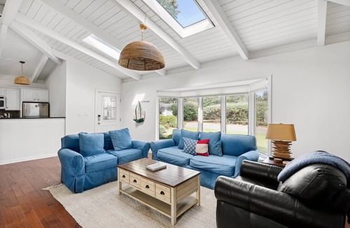 Culloden Shores Cottage | Private Beach access 4 bedroom house in the beautiful Culloden neighborhood