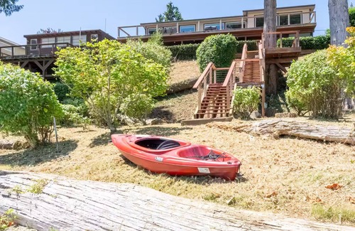 Bremerton House | Private Beach Retreat + Hot tub + Kayak + Mt Rainier View