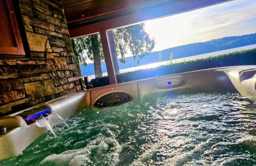 Bremerton House | Private Beach Retreat + Hot tub + Kayak + Mt Rainier View