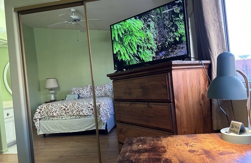 Hemet House | Private bedroom in Peach Blossom Country House
