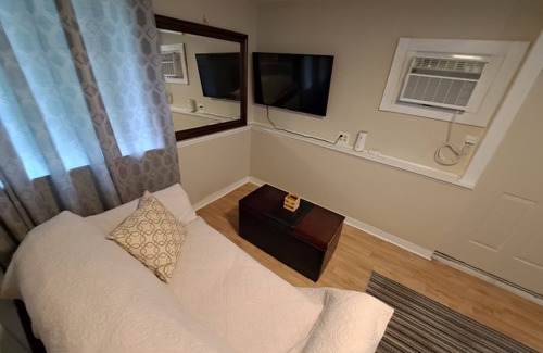 Northside Cottage | Private Carriage House and Driveway