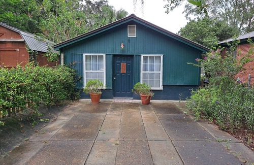 Northside Cottage | Private Carriage House and Driveway