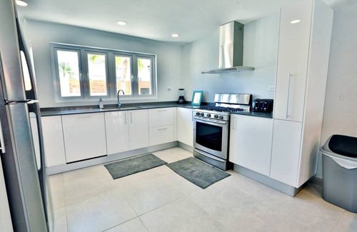 Malmok Villa | Private chef,46 sec to BEACH, Pool side massage, UTV