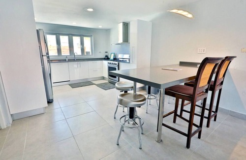 Malmok Villa | Private chef,46 sec to BEACH, Pool side massage, UTV