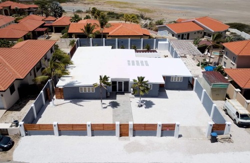 Malmok Villa | Private chef,46 sec to BEACH, Pool side massage, UTV