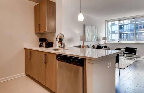 Hudson Exchange Apartment | Private & Clean | Work from Home | Washer/D | GLS