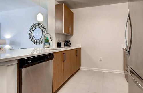 Hudson Exchange Apartment | Private & Clean | Work from Home | Washer/D | GLS