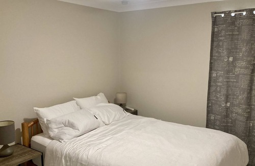Lake Macquarie City Council Cottage | Private cottage. 1 minute to a beautiful lake