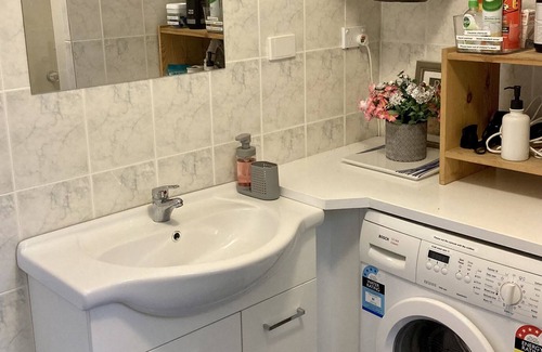 Lake Macquarie City Council Cottage | Private cottage. 1 minute to a beautiful lake