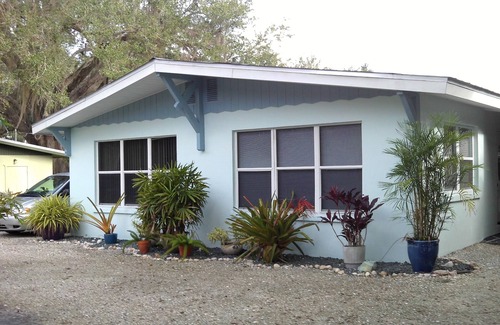 Broadview Manor Cottage | Private Cottage Getaway. Close to the River & downtown River District.