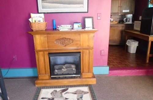 Hermann Cottage | Private Cottage located in Historic District of Hermann Missouri. Park your car and walk to shops, wineries, distilleries, breweries, tasting rooms, restaurants and more!