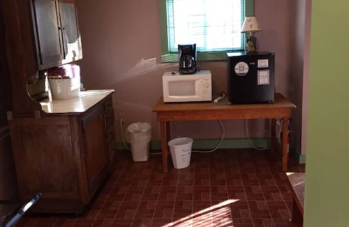 Hermann Cottage | Private Cottage located in Historic District of Hermann Missouri. Park your car and walk to shops, wineries, distilleries, breweries, tasting rooms, restaurants and more!