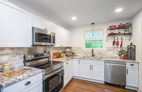 Merry Oaks House | Private Cozy 4BR Near Airport! Gated with Fire pit!
