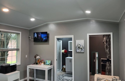 Red Hill Apartment | Private Cozy Room Getaway Golf Course View CCU, HGTC, CMC, 20 Restaurant 1 Min.