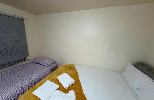 Mortlake House | Private Double and Triple Room North London