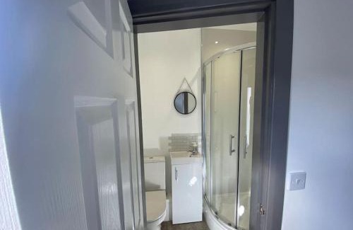 Church Gresley Apartment | Private Ensuite Rooms with Kitchen - Ideal for Work & Travel