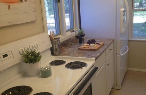 Markville Cabin | Private, Family Cabin, With Large Sandy Beach SLEEPS 12