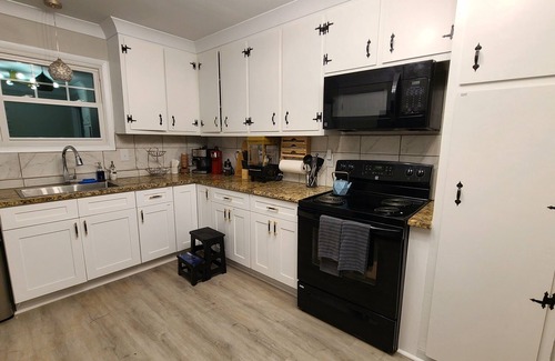 Gaffney House | Private family, pet friendly with fenced yard near Limestone College and Outlets