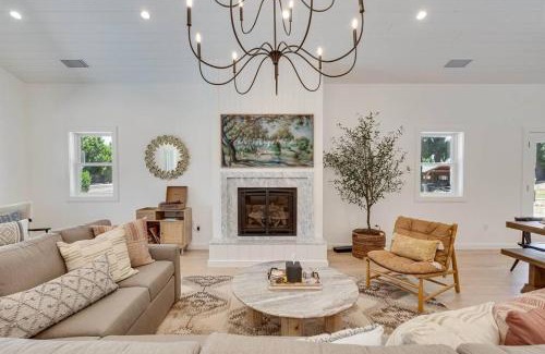 Vineburg House | Private Farmhouse on 4 acres w Pool Hot Tub