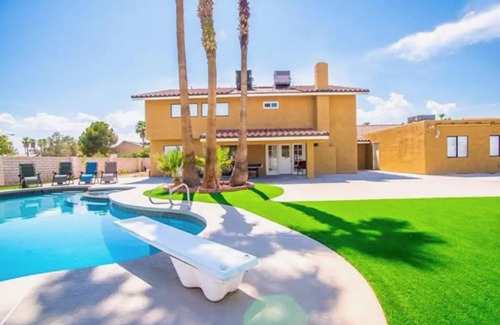 Spring Valley House | Private Full Bed with a Shared Bathroom and TV with Roku