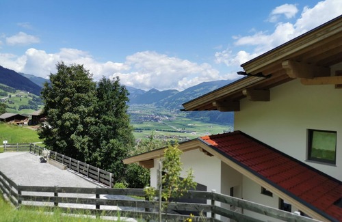 Emberg Apartment | Private garden with barbecue, swing, game house and trampoline