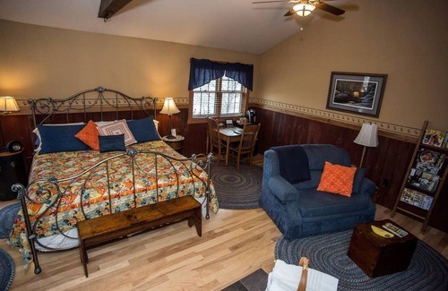 Reedsburg House | Private guest house w/jacuzzi tub, gas fireplace close to several famous parks