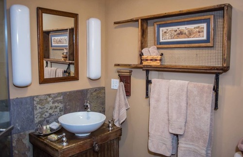 Reedsburg House | Private guest house w/jacuzzi tub, gas fireplace close to several famous parks
